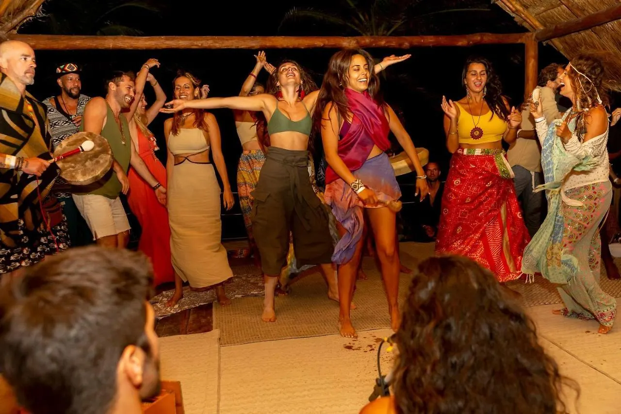 Hotel Cabanas Los Lirios 툴룸